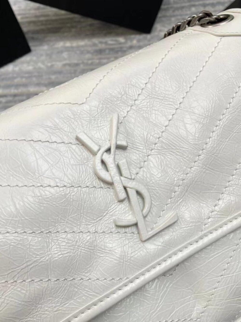 YSL NIKI white medium Crinkled crossbody bag - Picture 8 of 8